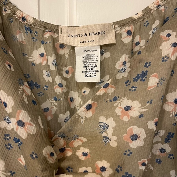 Saints and Hearts Grey Ditsy Floral Top Medium NWOT - Picture 3 of 4